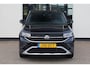 Volkswagen T-Cross 1.0 TSI Life Edition 115PK / 85kW PL €560 p/m* trekhaak side assist acc stoelverwarming climatronic park assist privacy glas 17" lmv 4 seizoenen banden ambiente verlichting zwarte dakhemel dimmende spiegel lendesteunen acc draadloos laden en draadloos carplay