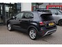 Volkswagen T-Cross 1.0 TSI Life Edition 115PK / 85kW PL €560 p/m* trekhaak side assist acc stoelverwarming climatronic park assist privacy glas 17" lmv 4 seizoenen banden ambiente verlichting zwarte dakhemel dimmende spiegel lendesteunen acc draadloos laden en draadloos carplay