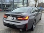BMW 3-Serie 330e High Executive VAN: €45.900,- VOOR: €41.877,- UW EINDEJAARSVOORDEEL: €4.023| M SPORT | SCHUIFDAK | LEDER | HARMAN KARDON | LASER LED | ELECTR STOELEN | KEYLESS | HEAD UP| DODE HOEK HERKENNING | STUURWIEL VERWARMING