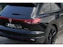 Volkswagen Touareg 3.0 TSi eHybrid 4MOTION R design | Luchtvering | VW-garantie 5jaar / 100.000km | Panoramisch schuifdak | Trekhaak elektrisch | Adaptieve Cruise Control | Soft close portieren | Leder "Puglia" "R-logo' zwart/ blauwe stikking |