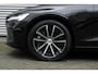 Volvo V60 T6 Plug-in hybrid AWD Plus Dark | | Verwarmbare Voorstoelen (met geheugen), Stuurwiel en Achterbank | Semi-Elektrische Trekhaak | Verwarmbare Voorruit | Premium Audio by Harman Kardon | 360-Camera