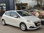 Peugeot 208 1.2 Blue Lion 82 PK | Complete Uitvoering | Navigatie | Airco | Cruise Control | LED Dagrijverlichting | Parkeersensoren | Midden Armsteun | All Season Banden | Apple Carplay & Android Auto | Dakspoiler | Mistlampen | Elektrisch Pakket