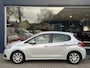 Peugeot 208 1.2 Blue Lion 82 PK | Complete Uitvoering | Navigatie | Airco | Cruise Control | LED Dagrijverlichting | Parkeersensoren | Midden Armsteun | All Season Banden | Apple Carplay & Android Auto | Dakspoiler | Mistlampen | Elektrisch Pakket