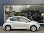 Peugeot 208 1.2 Blue Lion 82 PK | Complete Uitvoering | Navigatie | Airco | Cruise Control | LED Dagrijverlichting | Parkeersensoren | Midden Armsteun | All Season Banden | Apple Carplay & Android Auto | Dakspoiler | Mistlampen | Elektrisch Pakket