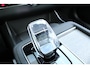 Volvo XC90 T8 Recharge AWD Ultra Bright | Luchtvering | Semi-elektrische trekhaak | Panoramadak met schuif-/kantelfunctie | Verwarmbare voorstoelen met massagefunctie en ventilatie | Verwarmbare achterbank | Premium audio by Bowers & Wilkins | Standkachel | 360° Parkeercamera |