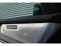 Volvo XC90 T8 Recharge AWD Ultra Bright | Luchtvering | Semi-elektrische trekhaak | Panoramadak met schuif-/kantelfunctie | Verwarmbare voorstoelen met massagefunctie en ventilatie | Verwarmbare achterbank | Premium audio by Bowers & Wilkins | Standkachel | 360° Parkeercamera |