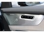 Volvo XC90 T8 Recharge AWD Ultra Bright | Luchtvering | Semi-elektrische trekhaak | Panoramadak met schuif-/kantelfunctie | Verwarmbare voorstoelen met massagefunctie en ventilatie | Verwarmbare achterbank | Premium audio by Bowers & Wilkins | Standkachel | 360° Parkeercamera |