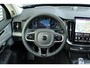 Volvo XC90 T8 Recharge AWD Ultra Bright | Luchtvering | Semi-elektrische trekhaak | Panoramadak met schuif-/kantelfunctie | Verwarmbare voorstoelen met massagefunctie en ventilatie | Verwarmbare achterbank | Premium audio by Bowers & Wilkins | Standkachel | 360° Parkeercamera |