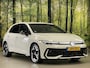 Volkswagen Golf 1.5 eTSI R-Line Edition | Apple Carplay | Stuurverwarming | Head-up-Display | Zwenkhaak | Achteruitrijcamera | Navigatie |
