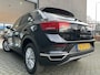 Volkswagen T-Roc 1.5 TSI Style Automaat - Climate control - Cruise control - Parkeersensoren voor en achter - Achteruitrijcamera - Stuurverwarming - Stoelverwarming - Dakrails - Bluetooth - Start/stop systeem - Stuur multi