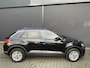 Volkswagen T-Roc 1.5 TSI Style Automaat - Climate control - Cruise control - Parkeersensoren voor en achter - Achteruitrijcamera - Stuurverwarming - Stoelverwarming - Dakrails - Bluetooth - Start/stop systeem - Stuur multi