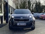 Kia Sportage 1.6 GDI Design Edition / NL-Auto / Volledig Dealer Onderhouden / JBL-Audio / Keyless / Vol-Leder / DAB / Apple-Carplay&Android-Auto / Navi / Camera / Stuur+Stoelverwarming / Achterbank Verwarming / Elektrisch Verstelbare Voorstoelen / Cruise-Control / Climate-Control / AFN-Trekhaak / PDC / LMV 19'' / ENZ.