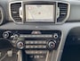 Kia Sportage 1.6 GDI Design Edition / NL-Auto / Volledig Dealer Onderhouden / JBL-Audio / Keyless / Vol-Leder / DAB / Apple-Carplay&Android-Auto / Navi / Camera / Stuur+Stoelverwarming / Achterbank Verwarming / Elektrisch Verstelbare Voorstoelen / Cruise-Control / Climate-Control / AFN-Trekhaak / PDC / LMV 19'' / ENZ.
