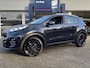 Kia Sportage 1.6 GDI Design Edition / NL-Auto / Volledig Dealer Onderhouden / JBL-Audio / Keyless / Vol-Leder / DAB / Apple-Carplay&Android-Auto / Navi / Camera / Stuur+Stoelverwarming / Achterbank Verwarming / Elektrisch Verstelbare Voorstoelen / Cruise-Control / Climate-Control / AFN-Trekhaak / PDC / LMV 19'' / ENZ.