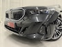 BMW 5-Serie Touring 520i M-Sport ICONIC GRILLE PANO/TREKHAAK/H&K/HEAD-UP/360CAMERA/VENTILATIE/DRIVING ASS. PRO/ADAPTIVE-LED/STANDKACHEL/NIEUWPRIJS € 94.454,-/FABRIEKS-GARANTIE