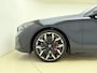 BMW 5-Serie Touring 550e xDrive M Sport PRO -Bowers & Wilkins -Stoelventilatie -Carbon Pakket -Trekhaak -Stoelverwarming Achter -Pano Dak -Iconic Glow