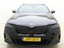 BMW 5-Serie Touring 550e xDrive M Sport PRO -Bowers & Wilkins -Stoelventilatie -Carbon Pakket -Trekhaak -Stoelverwarming Achter -Pano Dak -Iconic Glow
