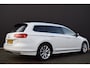 Volkswagen Passat Variant 1.6 TDi Highline R-Line LED | Leder/Alcantara | Carplay | Virtual | Camera | Trekhaak | Sportstoelen