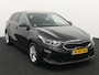 Kia Ceed 1.0 T-GDi DynamicPlusLine Airco, Achteruitrijcamera, Apple/Android auto, Cruise control, Autonomous Emergency Braking, Voorstoelen verwarmd, Spraakbediening, Rijstrooksensor met correctie, Parkeersensor achter, electr De Kia Ceed 1.0 T-GDi DynamicPlusLine uit 2020 is een moderne en praktische hatchback. Hij heeft een zuinige maar vlotte 1.0-liter turbomotor met 120 pk. Daardoor rijdt hij soepel in de stad