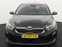 Kia Ceed 1.0 T-GDi DynamicPlusLine Airco, Achteruitrijcamera, Apple/Android auto, Cruise control, Autonomous Emergency Braking, Voorstoelen verwarmd, Spraakbediening, Rijstrooksensor met correctie, Parkeersensor achter, electr De Kia Ceed 1.0 T-GDi DynamicPlusLine uit 2020 is een moderne en praktische hatchback. Hij heeft een zuinige maar vlotte 1.0-liter turbomotor met 120 pk. Daardoor rijdt hij soepel in de stad