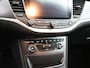 Opel Astra Sports Tourer 1.4 Online Edition 150 pk trekhaak airco navi, Airco, Apple Carplay/Android Auto, Bluetooth, Cruise control, Elektronisch Stabiliteits Programma, Parkeersensor voor en achter, Regensensor, stuur multifunctionee sterke 1.4 motorvvor nog vele km plezier. De Opel Astra Sports Tourer 1.4 Online Edition uit 2017 is een praktische en stijlvolle stationwagen. Dankzij zijn ruime interieur biedt hij volop co