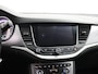 Opel Astra Sports Tourer 1.4 Online Edition 150 pk trekhaak airco navi, Airco, Apple Carplay/Android Auto, Bluetooth, Cruise control, Elektronisch Stabiliteits Programma, Parkeersensor voor en achter, Regensensor, stuur multifunctionee sterke 1.4 motorvvor nog vele km plezier. De Opel Astra Sports Tourer 1.4 Online Edition uit 2017 is een praktische en stijlvolle stationwagen. Dankzij zijn ruime interieur biedt hij volop co