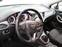Opel Astra Sports Tourer 1.4 Online Edition 150 pk trekhaak airco navi, Airco, Apple Carplay/Android Auto, Bluetooth, Cruise control, Elektronisch Stabiliteits Programma, Parkeersensor voor en achter, Regensensor, stuur multifunctionee sterke 1.4 motorvvor nog vele km plezier. De Opel Astra Sports Tourer 1.4 Online Edition uit 2017 is een praktische en stijlvolle stationwagen. Dankzij zijn ruime interieur biedt hij volop co