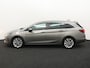 Opel Astra Sports Tourer 1.4 Online Edition 150 pk trekhaak airco navi, Airco, Apple Carplay/Android Auto, Bluetooth, Cruise control, Elektronisch Stabiliteits Programma, Parkeersensor voor en achter, Regensensor, stuur multifunctionee sterke 1.4 motorvvor nog vele km plezier. De Opel Astra Sports Tourer 1.4 Online Edition uit 2017 is een praktische en stijlvolle stationwagen. Dankzij zijn ruime interieur biedt hij volop co