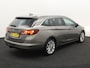 Opel Astra Sports Tourer 1.4 Online Edition 150 pk trekhaak airco navi, Airco, Apple Carplay/Android Auto, Bluetooth, Cruise control, Elektronisch Stabiliteits Programma, Parkeersensor voor en achter, Regensensor, stuur multifunctionee sterke 1.4 motorvvor nog vele km plezier. De Opel Astra Sports Tourer 1.4 Online Edition uit 2017 is een praktische en stijlvolle stationwagen. Dankzij zijn ruime interieur biedt hij volop co