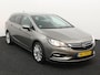 Opel Astra Sports Tourer 1.4 Online Edition 150 pk trekhaak airco navi, Airco, Apple Carplay/Android Auto, Bluetooth, Cruise control, Elektronisch Stabiliteits Programma, Parkeersensor voor en achter, Regensensor, stuur multifunctionee sterke 1.4 motorvvor nog vele km plezier. De Opel Astra Sports Tourer 1.4 Online Edition uit 2017 is een praktische en stijlvolle stationwagen. Dankzij zijn ruime interieur biedt hij volop co