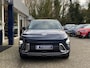 Hyundai Kona 1.6 GDI HEV Comfort Smart / Automaat / NL-Auto / 1-Ste Eigenaar / 18.000 Km / Fabrieksgarantie / Keyless / Digitaal Dashboard / LED / DAB / Apple-Carplay&Android-Auto / Navi / Camera / Stuur+Stoelverwarming / Adaptieve Cruise-Control / Lane-Assist / E-Achterklep / AFN-Trekhaak / PDC / LMV 18'' / ENZ.