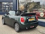 MINI Cooper Mini Cabrio 1.5 Chili Serious Business | Cabriolet | Zwart Leder | Navigatie | Parkeersensoren | Groot Multimedia | Stoelverwarming | British Racing Green | Lichtmetalen Velgen | LED Verlichting | Windscherm | Climate Control | Keyless Start |