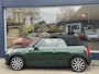 MINI Cooper Mini Cabrio 1.5 Chili Serious Business | Cabriolet | Zwart Leder | Navigatie | Parkeersensoren | Groot Multimedia | Stoelverwarming | British Racing Green | Lichtmetalen Velgen | LED Verlichting | Windscherm | Climate Control | Keyless Start |