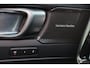 Volvo XC40 B4 Black Edition Ultra - Panorama/schuifdak - IntelliSafe Assist & Surround - 360º Camera - Harman/Kardon audio - Verwarmde voorstoelen & stuur - Parkeersensoren voor & achter - Elektr. bedienb. voorstoelen met geheugen links - Draadloze tel. lader - Extra getint glas - 20' LMV