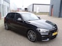 BMW 1-Serie M140i xDrive High Executive HARMAN/KARDON | ACHTERUIT RIJ CAMERA | NAVIGATIE | SFEERVERLICHTING | HARMANKARDON | F1 STUUR | LEDER | ELEKTRISCHE STOELEN MEMORY |