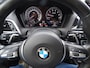 BMW 1-Serie M140i xDrive High Executive HARMAN/KARDON | ACHTERUIT RIJ CAMERA | NAVIGATIE | SFEERVERLICHTING | HARMANKARDON | F1 STUUR | LEDER | ELEKTRISCHE STOELEN MEMORY |