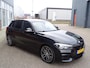 BMW 1-Serie M140i xDrive High Executive HARMAN/KARDON | ACHTERUIT RIJ CAMERA | NAVIGATIE | SFEERVERLICHTING | HARMANKARDON | F1 STUUR | LEDER | ELEKTRISCHE STOELEN MEMORY |