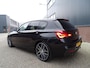 BMW 1-Serie M140i xDrive High Executive HARMAN/KARDON | ACHTERUIT RIJ CAMERA | NAVIGATIE | SFEERVERLICHTING | HARMANKARDON | F1 STUUR | LEDER | ELEKTRISCHE STOELEN MEMORY |