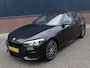 BMW 1-Serie M140i xDrive High Executive HARMAN/KARDON | ACHTERUIT RIJ CAMERA | NAVIGATIE | SFEERVERLICHTING | HARMANKARDON | F1 STUUR | LEDER | ELEKTRISCHE STOELEN MEMORY |