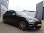 BMW 1-Serie M140i xDrive High Executive HARMAN/KARDON | ACHTERUIT RIJ CAMERA | NAVIGATIE | SFEERVERLICHTING | HARMANKARDON | F1 STUUR | LEDER | ELEKTRISCHE STOELEN MEMORY |