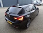 BMW 1-Serie M140i xDrive High Executive HARMAN/KARDON | ACHTERUIT RIJ CAMERA | NAVIGATIE | SFEERVERLICHTING | HARMANKARDON | F1 STUUR | LEDER | ELEKTRISCHE STOELEN MEMORY |