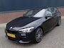 BMW 1-Serie M140i xDrive High Executive HARMAN/KARDON | ACHTERUIT RIJ CAMERA | NAVIGATIE | SFEERVERLICHTING | HARMANKARDON | F1 STUUR | LEDER | ELEKTRISCHE STOELEN MEMORY |