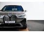 BMW iX xDrive40 Business Edition Plus 77 kWh Sportpakket - Trekhaak - Panoramadak - Multifunctionele stoelen - Warmte Comfortpakket Voor/Achter - Bowers & Wilkins - Parking/Driving Professional - Soft Close -