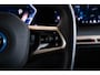 BMW iX xDrive40 Business Edition Plus 77 kWh Sportpakket - Trekhaak - Panoramadak - Multifunctionele stoelen - Warmte Comfortpakket Voor/Achter - Bowers & Wilkins - Parking/Driving Professional - Soft Close -