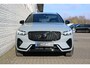 Volvo XC60 2.0 T6 Plug-in hybrid AWD Plus Black Edition | Nappa leder Open Grid | Panoramadak | Visual Park Assist | 6,4 kw Boordlader | Luchtvering | Premium Pack | Preconditioning | Getinte ramen | Headup | Full Led | Driver Assistance | Driver Awareness | 21 Inch | Premium Audio by Harman Kardon | Google Maps | Google Assistant | Blis | Elektrische achterklep | Verwarmbaar stuurwiel | Keyless | Elektrisch verstelbare voorstoelen met geheugen | Stoelverwarming voor en achter
