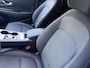 Hyundai Kona Electric EV Fashion 64 kWh / Fabrieksgarantie tot 12-2027 / Accu SoH 100% / Warmtepomp Navigatie / Stuur- en stoelverwarming / Dode hoek detectie / Apple Carplay Android / 17" LM wielen /