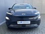 Hyundai Kona Electric EV Fashion 64 kWh / Fabrieksgarantie tot 12-2027 / Accu SoH 100% / Warmtepomp Navigatie / Stuur- en stoelverwarming / Dode hoek detectie / Apple Carplay Android / 17" LM wielen /