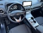 Hyundai Kona Electric EV Fashion 64 kWh / Fabrieksgarantie tot 12-2027 / Accu SoH 100% / Warmtepomp Navigatie / Stuur- en stoelverwarming / Dode hoek detectie / Apple Carplay Android / 17" LM wielen /