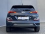 Hyundai Kona Electric EV Fashion 64 kWh / Fabrieksgarantie tot 12-2027 / Accu SoH 100% / Warmtepomp Navigatie / Stuur- en stoelverwarming / Dode hoek detectie / Apple Carplay Android / 17" LM wielen /