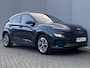 Hyundai Kona Electric EV Fashion 64 kWh / Fabrieksgarantie tot 12-2027 / Accu SoH 100% / Warmtepomp Navigatie / Stuur- en stoelverwarming / Dode hoek detectie / Apple Carplay Android / 17" LM wielen /